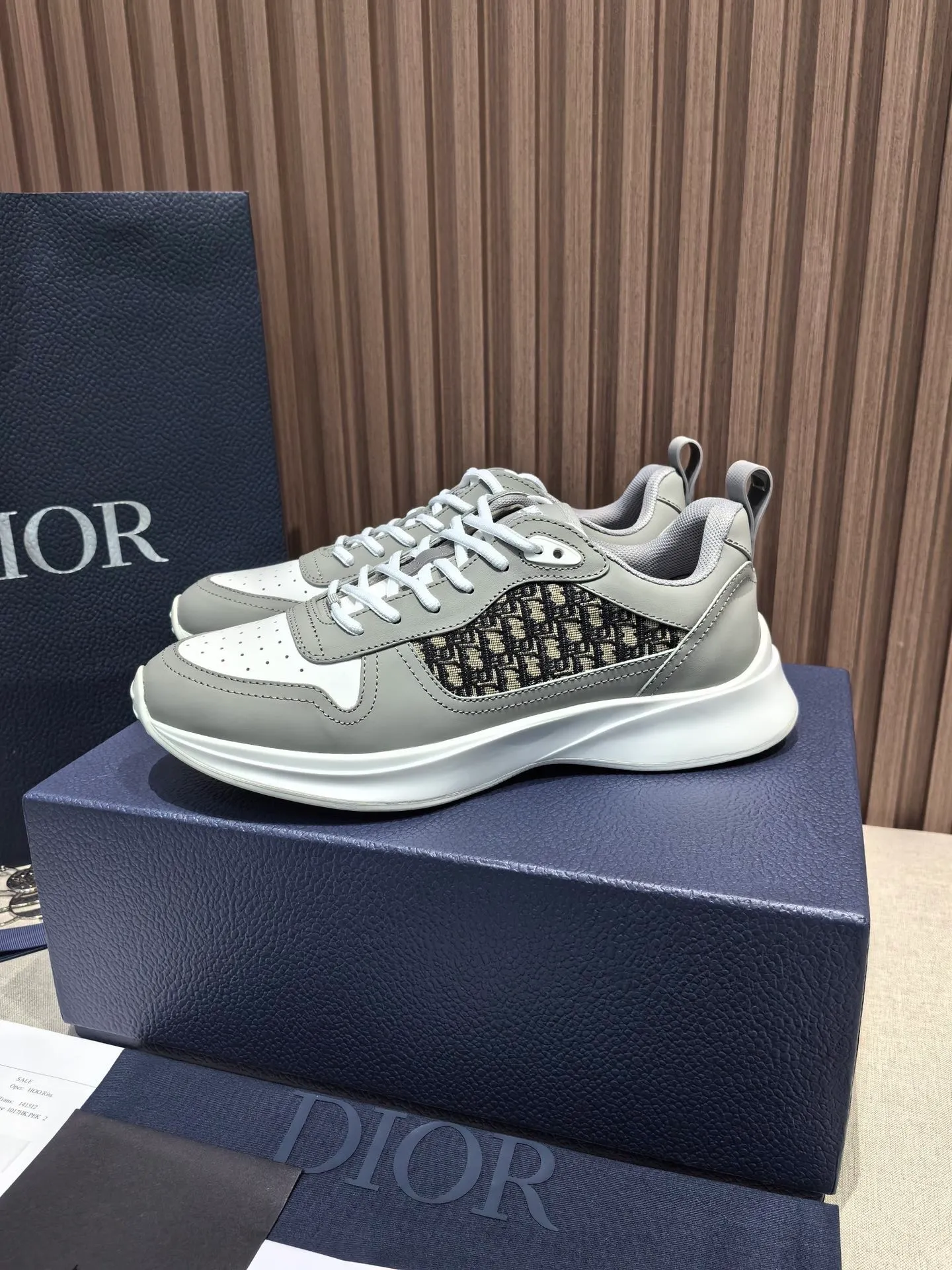 Factory price: 440💰 🔍Top purchasing agent🇮🇹 Dior's super-popular sports shoes, popular for street men, are synchronized with the new product counters. The uppers are made of Italian original imported cowhide and matched with D's customized fabrics. It is a must-have for fashionistas. The complex craftsmanship is perfectly reproduced. Imported soft cowhide foot pads, soles: original soles specially provided by the original factory, exclusive movable molded soles are super comfortable, original factory follow-up goods, 🔍🔍high quality, you can enter and exit the counter at will, welcome to compare, code number 38-45 (46 can be customized and cannot be returned or exchanged)